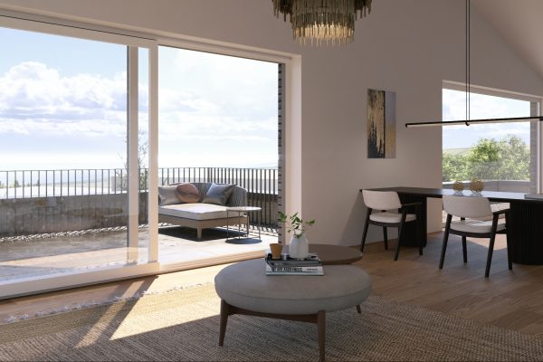 Wohnzimmer mit großer Glasfront und Zugang zu einem sonnigen Balkon mit Lounge-Möbeln und weitem Ausblick über die Landschaft.