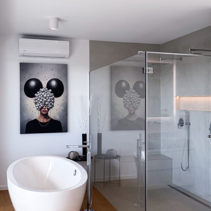 Modernes Badezimmer mit freistehender Badewanne, bodengleicher Glasdusche, Holzfußboden und reduziertem Interior.